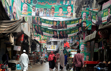 Премьер -  в тюрьме, армия – под следствием: Пакистан готов к выборам  