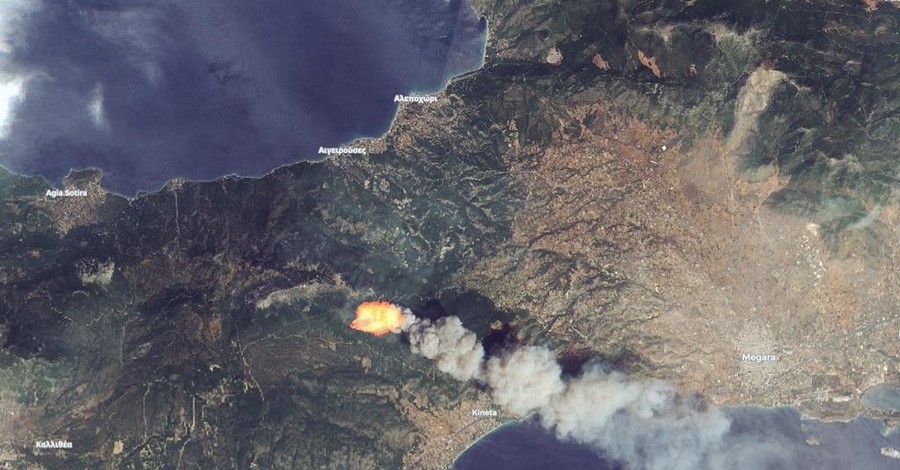 Появились невероятные фото пожара в Греции: пламя и дым видно даже из космоса