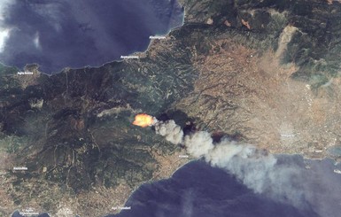 Появились невероятные фото пожара в Греции: пламя и дым видно даже из космоса