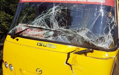 Под Харьковом столкнулись автобус и грузовик, 3 человека в больнице