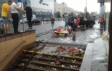 Непогода в Киеве: переходы затоплены, деревья повалены, мост обрушен