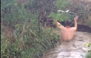 На Донбассе гроза затопила окопы: бойцы передвигаются по ним по грудь в воде