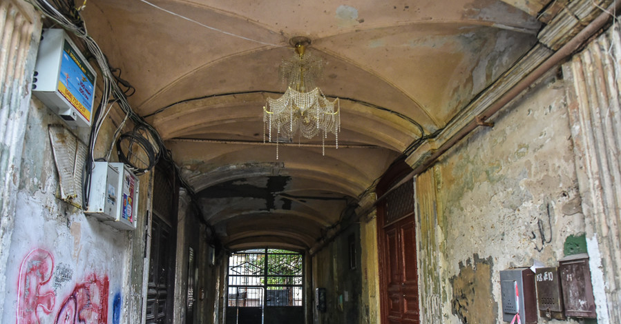 Старый одесский дворик жители украсили богатой люстрой