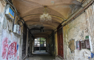 Старый одесский дворик жители украсили богатой люстрой