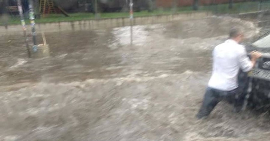 Почти Венеция: в Ровно после дождя затопило улицы и рынок