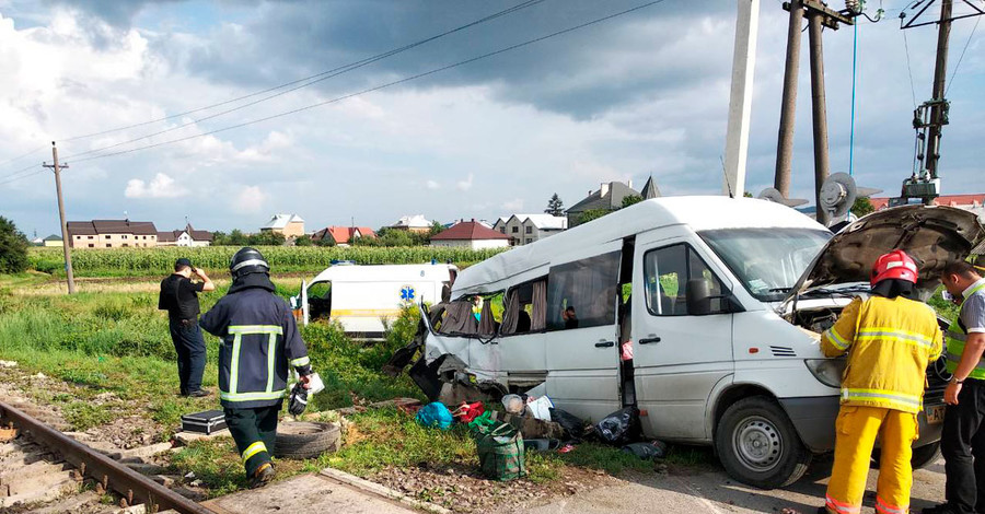 Под Черновцами поезд сбил микроавтобус с работниками предприятия