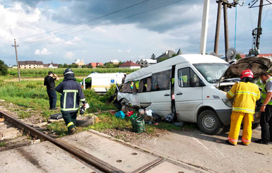 Под Черновцами поезд сбил микроавтобус с работниками предприятия