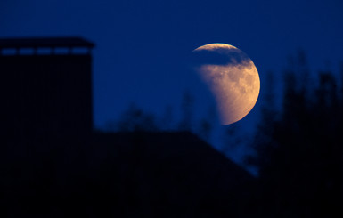 Лунное затмение 27 июля: фотографии из разных стран
