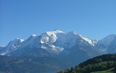 В швейцарских Альпах разбился самолет, есть жертвы
