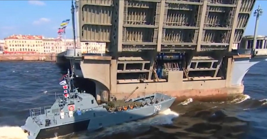 Российский десантный катер врезался в мост во время парада