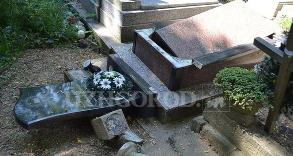 Вандалы разрушили около 20 могил на кладбище в Ужгороде