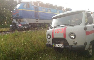 Под Киевом поезд снес легковушку, есть жертвы