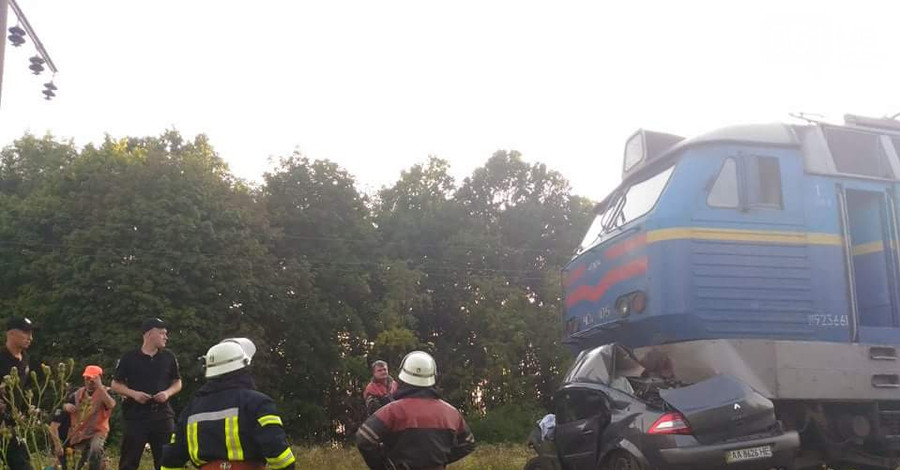 На Киевщине столкнулись поезд  и легковое авто, погибли двое 