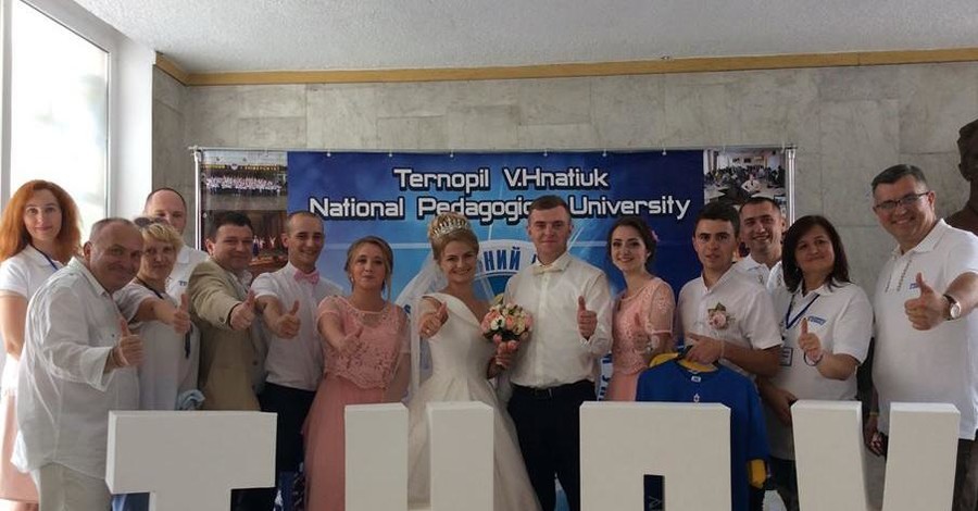 В Тернополе девушка пришла в вуз на экзамен в свадебном платье