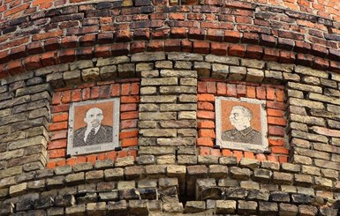 В Новгород-Северском хотят убрать мозаичные портреты Ленина и Сталина