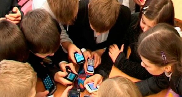 Во Франции запретили использовать мобильные телефоны в школе