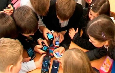 Во Франции запретили использовать мобильные телефоны в школе