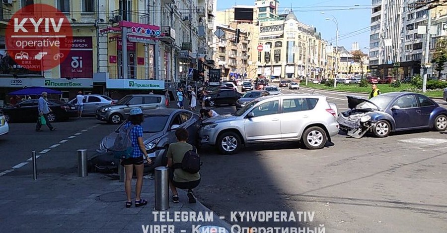 В центре Киева загорелся автомобиль после тройного ДТП