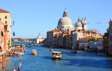 По Венеции запретили плавать на лодках и каноэ