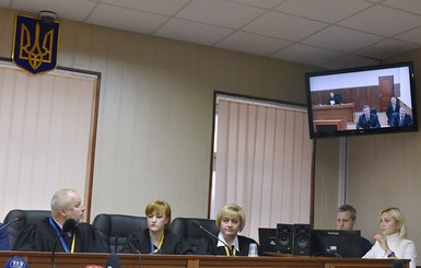 Встали и ушли: адвокаты Януковича снова сорвали заседание суда