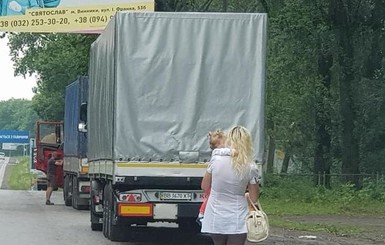 Задержали женщину, которая на трассе Львов-Тернополь предоставляла секс-услуги с ребенком на руках