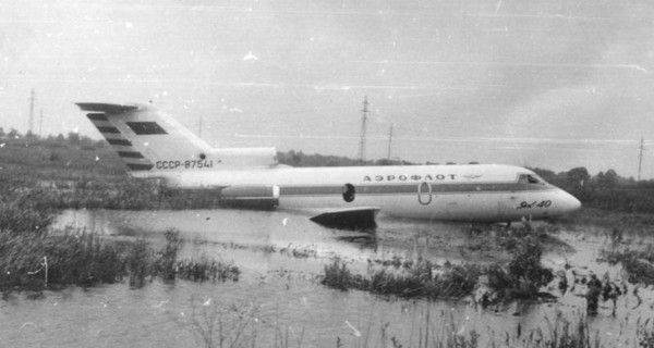 Первый рейс ЯК-40 из Каунаса в Симферополь аварийно приземлился на болотах киевских Осокорков