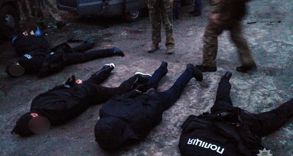 В Украине более трех лет действовала банда лже-полицейских, занимающихся грабежом