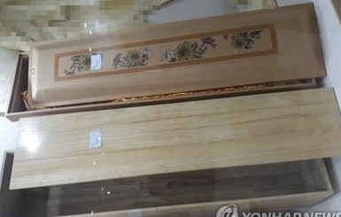 В Корее женщина умерла в гробу во время ритуала призыва удачи