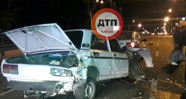 В Киеве ночью столкнулись сразу 4 автомобиля