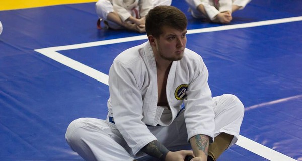 Знакомые о подозреваемом в убийстве Сармата: 