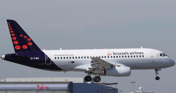  В Брюсселе самолет со 150 пассажирами сел на одном двигателе