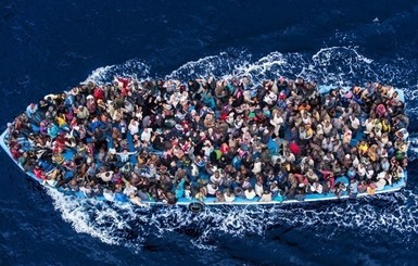 У побережья Испании спасли около 400 мигрантов