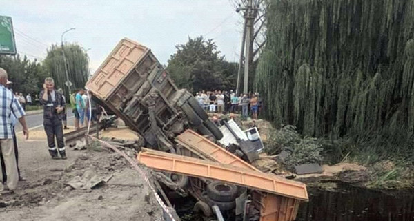 В Хмельницкой области грузовик с зерном съехал с моста в реку - водитель выжил