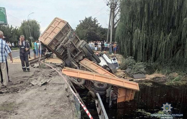 В Хмельницкой области грузовик с зерном съехал с моста в реку - водитель выжил