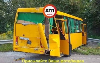 В Киеве грузовик протаранил маршрутку, есть пострадавшие