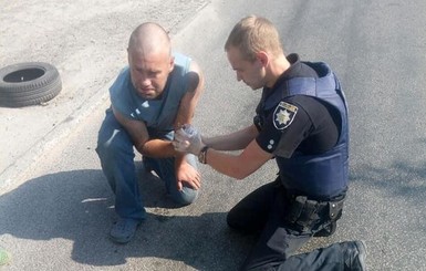 Днепровский полицейский 40 минут помогал держать гранату с выдернутой чекой