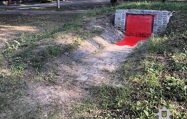 В Харькове вандалы залили красной краской памятник героям УПА