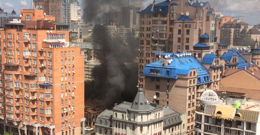В центре Киева сгорело здание бывшего детского садика
