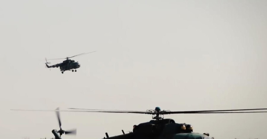 Украинские вертолетчики провели учения у побережья Азовского моря