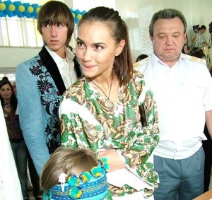 Дочь президента подарит Луганской семье дом и автобус 