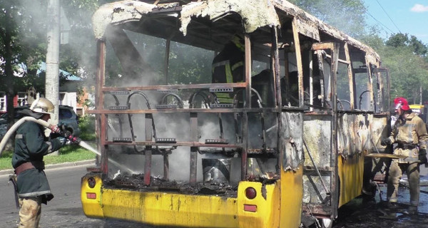 Выгорела дотла: в Чернигове загорелась маршрутка с 20-ю пассажирами