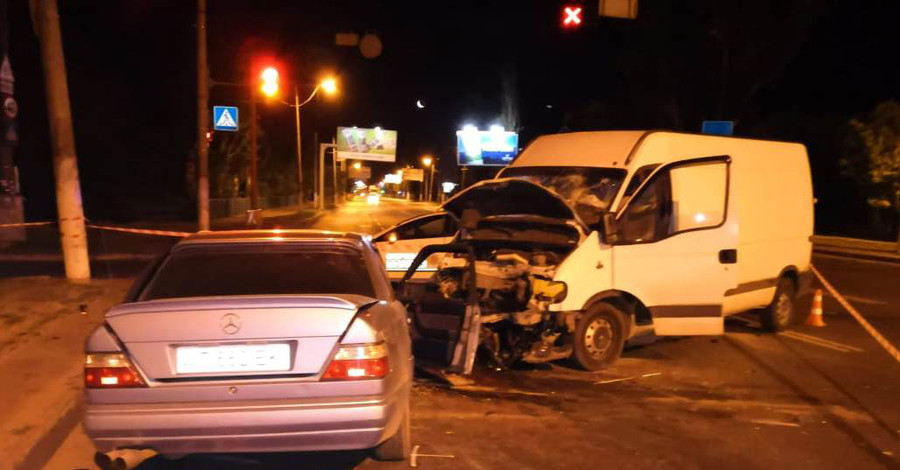 В Одессе Mercedes на евробляхах протаранил микроавтобус, есть жертвы