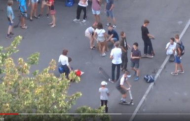 В Харькове дети прыгали через пьяную школьницу, которая лежала на асфальте