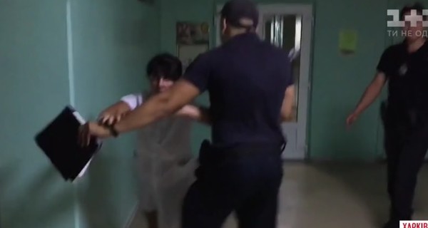 В Харькове пьяная медсестра таскала ребенка за волосы и нападала на родителей  