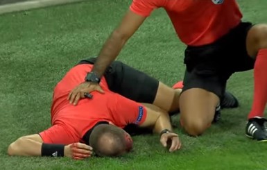 В Австрии во время матча Лиги Европы арбитру бутылкой разбили голову