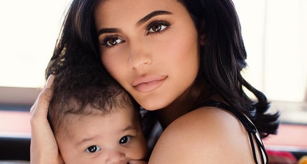 Кайли Дженнер впервые показала лицо дочери