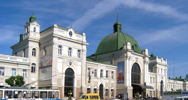 На вокзале в Ивано-Франковске за отказ дать денег попрошайка искромсал киевлянина