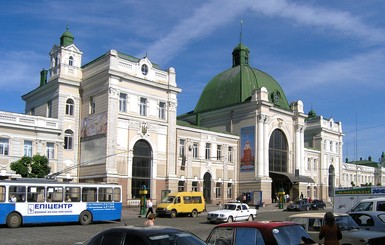 На вокзале в Ивано-Франковске за отказ дать денег попрошайка искромсал киевлянина