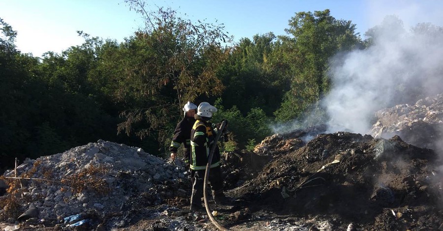 В Полтавской области горит мусорная свалка 