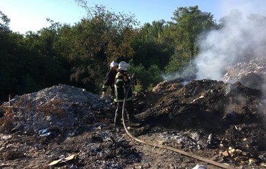 В Полтавской области горит мусорная свалка 